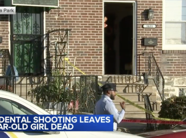 悲剧！费城7岁女孩在家中玩枪时脸部中枪身亡